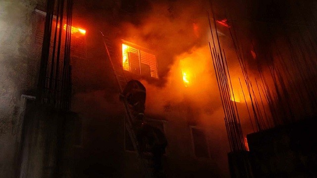 ডেমরায় গুদামে লাগা আগুন সাড়ে ৮ ঘণ্টা পর নিয়ন্ত্রণে