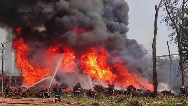 বিআইডব্লিউটিএ’র গুদামে আগুন, নিয়ন্ত্রণে ৭ ইউনিট