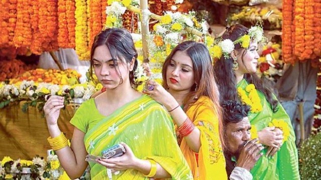 ফাল্গুন ও ভালোবাসা দিবস ঘিরে ফুলের বাজার সরগরম