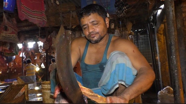 মাছ কাটার এক নিখুঁত জাদুকর দৃষ্টিহীন জুলহাজ ব্যাপারী