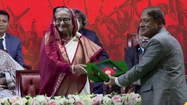 ১০ বিশিষ্ট ব্যক্তির হাতে স্বাধীনতা পুরস্কার তুলে দিলেন প্রধানমন্ত্রী