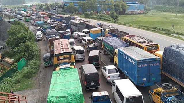 দীর্ঘ যানজট ঢাকা-টাঙ্গাইল মাহাসড়কে