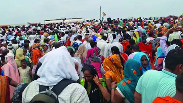 ভারতে ধর্মীয় অনুষ্ঠানে পদদলনে নিহত বেড়ে শতাধিক