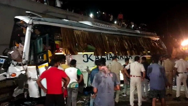 ভারতে ফ্লাইওভার থেকে বাস নিচে পড়ে নিহত ৫, আহত ৪০