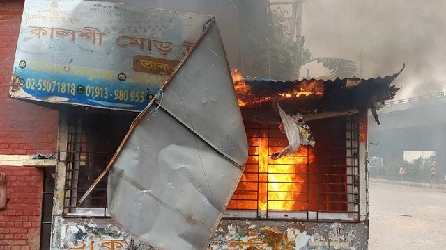 কালশীতে পুলিশ বক্সে আগুন দিলো অটোরিকশা চালকরা