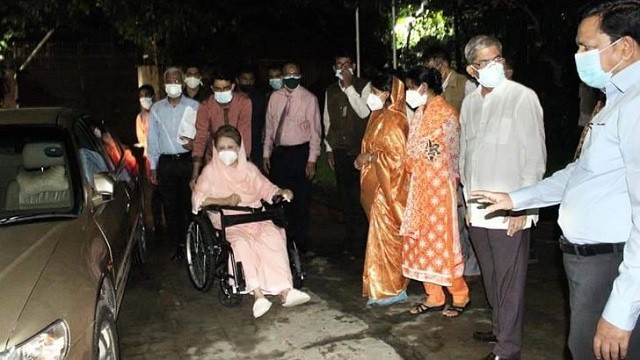 হাসপাতাল থেকে বাসায় ফিরলেন খালেদা জিয়া