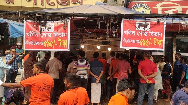 ৫৯৫ টাকায় গরুর মাংস কিনতে ভোজন রসিকদের দীর্ঘ লাইন