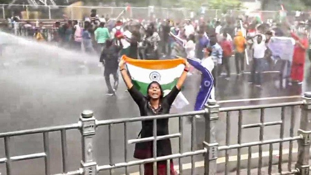 মমতার পদত্যাগের দাবিতে রণক্ষেত্র কলকাতা