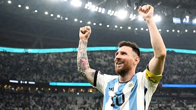 বিশ্বের সর্বকালের সেরা ফুটবলার লিওনেল মেসি!