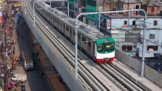 ৩৭ দিন পর যাত্রী নিয়ে ছুটল মেট্রোরেল