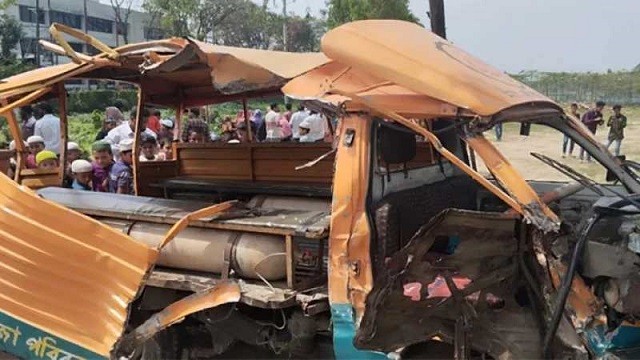 সিলেটের সড়কে গেল একই পরিবারের চারজনের প্রাণ