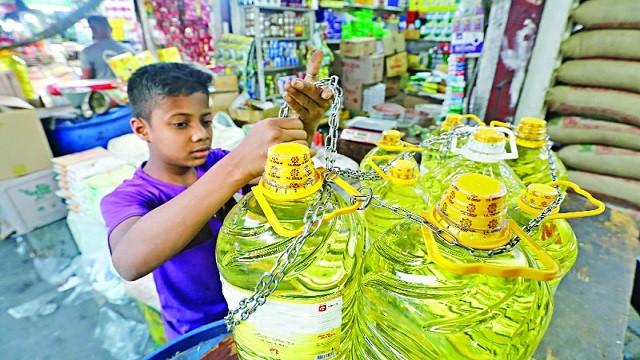 রমজানের আগে কমলো সয়াবিন তেলের দাম