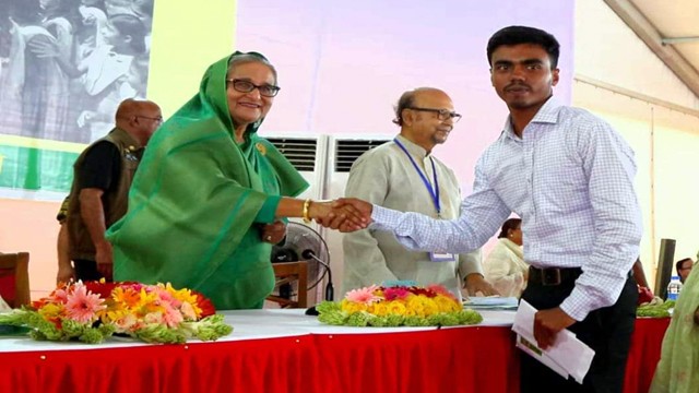 দেশ সেরা রচনাকার হলেন পাবনার হৃদয়