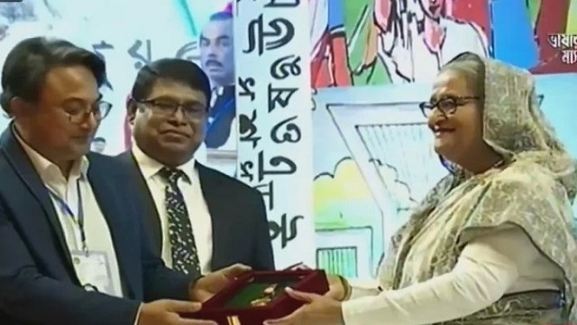 একুশে পদক প্রাপ্তদের পদক তুলে দিলেন প্রধানমন্ত্রী