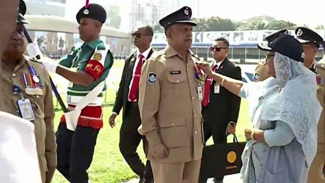 ৪০০ পুলিশ কর্মকর্তা ও সদস্যকে পদক প্রদান করলেন প্রধানমন্ত্রী