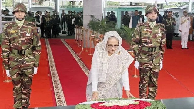 বঙ্গবন্ধুর জন্মবার্ষিকীতে তার প্রতিকৃতিতে প্রধানমন্ত্রীর শ্রদ্ধা!