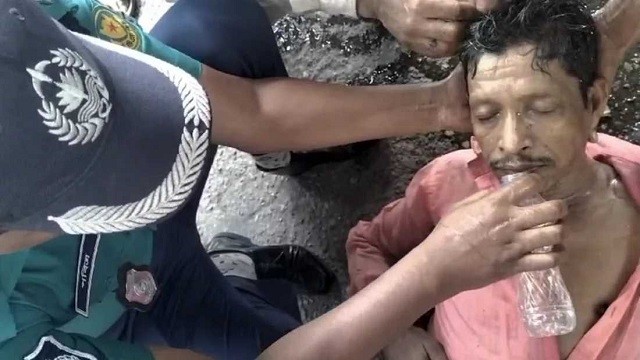 তীব্র গরমে ঢলে পড়লেন রিকশাচালক, প্রাণ বাঁচালো কে?