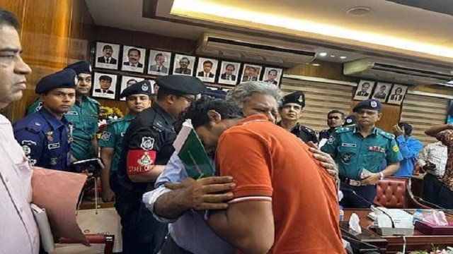 বদলে যাচ্ছে পুলিশের ইউনিফর্ম–লোগো