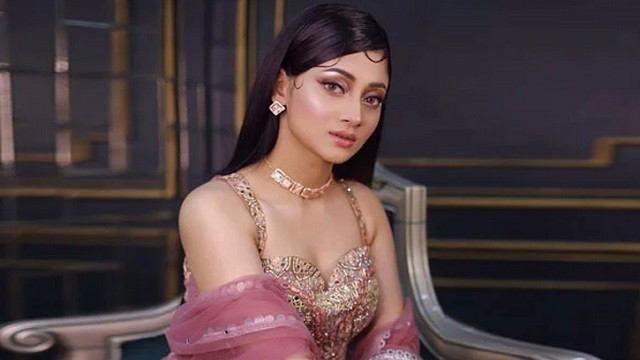 কেমন চলছে পূজার ‘লিপস্টিক’