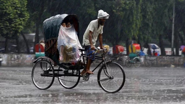 ছুটির সকালে বৃষ্টিতে ভিজলো ঢাকা