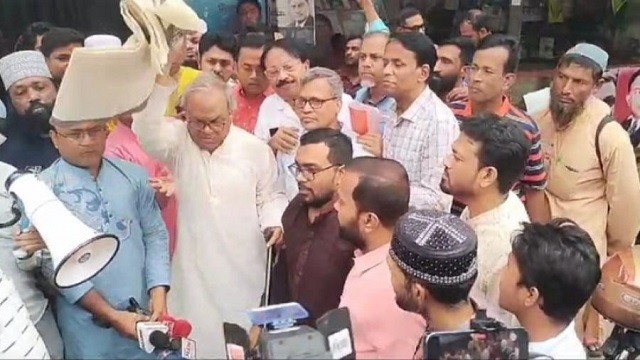 কেন গায়ের ‘ভারতীয় চাদর’ ছুড়ে ফেলে দিলেন রিজভী