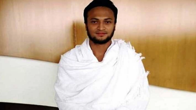 বিপিএলের মাঝে ওমরাহ করতে গেলেন সাকিব