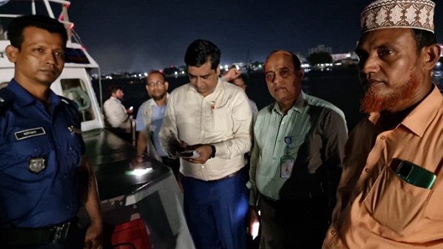 বুড়িগঙ্গায় ১০ নৌযান মালিককে জরিমানা
