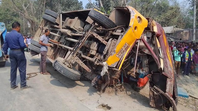 নিয়ন্ত্রণ হারিয়ে বাস খাদে, নিহত ২ আহত ২০