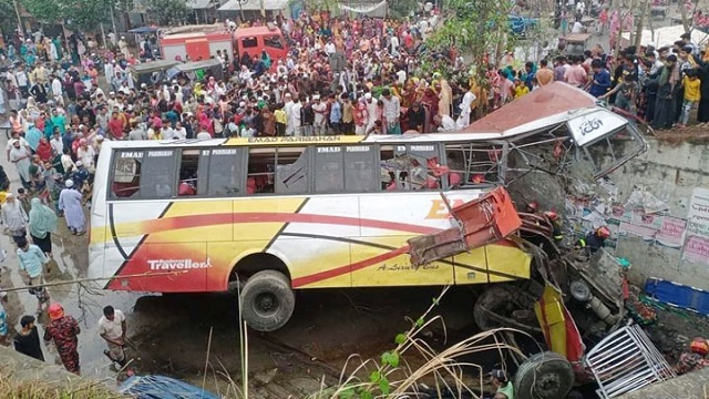 মাদারীপুরে পদ্মা সেতুর এক্সপ্রেসওয়েতে নিয়ন্ত্রণ হারিয়ে বাস খাদে, নিহত ১৬