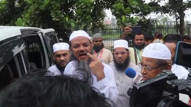 ভোটকেন্দ্রে হাতপাখার প্রার্থী ফয়জুল করী‌মের ওপর হামলা