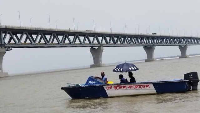 রিকশা নিয়ে পদ্মা সেতুতে, গার্ডকে দেখে নদীতে ঝাঁপ চালকের