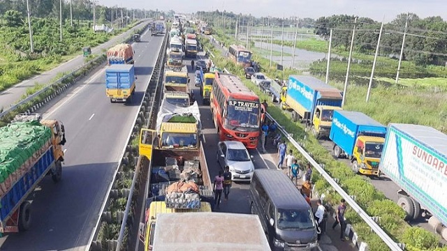 ঢাকা-টাঙ্গাইল-বঙ্গবন্ধু সেতু মহাসড়কে ১০ কিলোমিটার যানজট