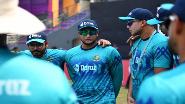 টস হেরে ফিল্ডিংয়ে বাংলাদেশ, ফিরলেন সাকিব