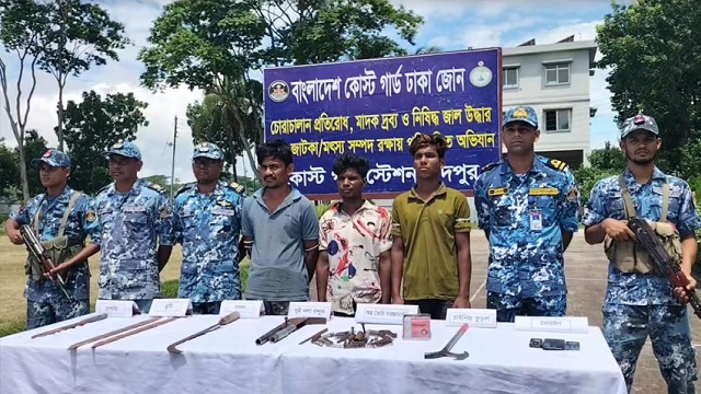চাঁদপুরে দেশীয় অস্ত্রসহ ৩ ডাকাত আটক