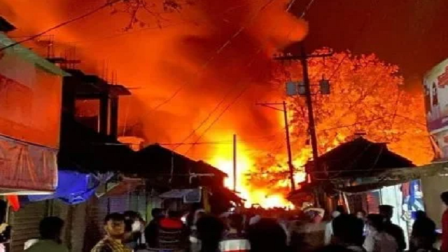 আগুন লাগা দেখতে যাওয়ার পথে ট্রাকের সঙ্গে সংঘর্ষে নিহত ২