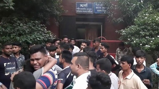 বৈদ্যুতিক খুঁটির সঙ্গে মোটরসাইকেলের ধাক্কায় ২ বন্ধু নিহত, আহত ১
