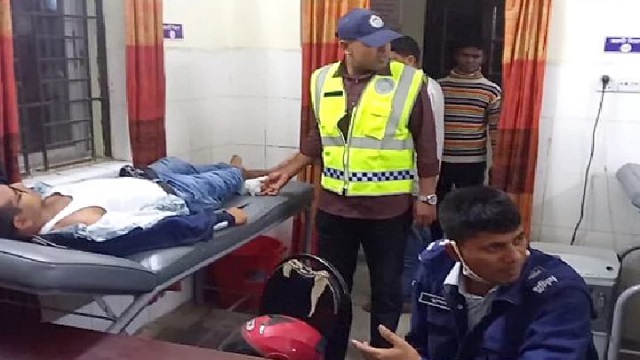 টহলে বের হয়ে তিন পুলিশসহ আহত ৪