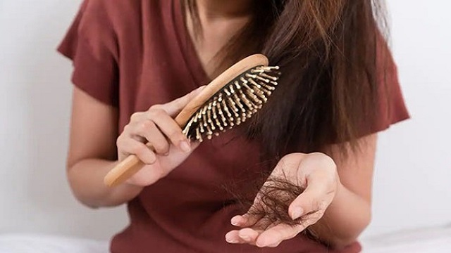 গরমে মাথায় ঘাম বসে চুল ঝরছে? 