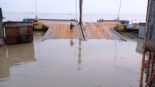পদ্মায় বেড়েছে পানি, দৌলতদিয়ায় দুটি ঘাট বন্ধ