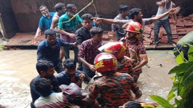 ইটবোঝাই ট্রাক উল্টে ২ শ্রমিক নিহত