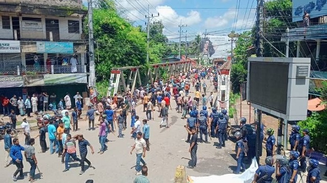 খাগড়াছড়িতে আওয়ামী লীগ-বিএনপির সংঘর্ষ চলছে
