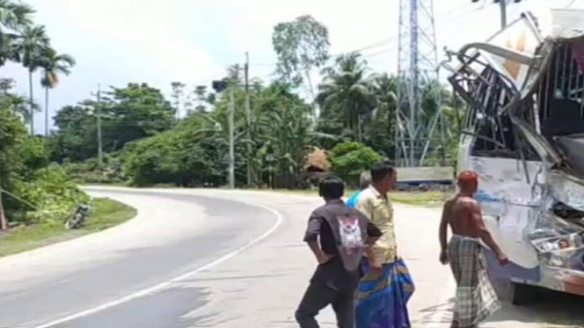 বাস-অটোরিকশা সংঘর্ষে নিহত ২