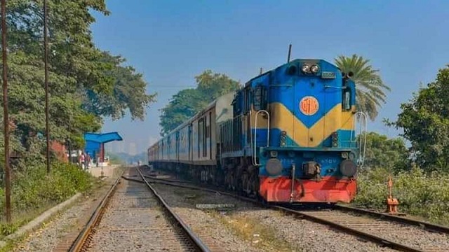 সন্তান কোলে নিয়ে ট্রেনের নিচে ঝাঁপ দিলেন মা