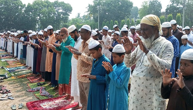 দিনাজপুরে তীব্র তাপদাহ থেকে মুক্তি ও বৃষ্টির জন্য নামাজ আদায়