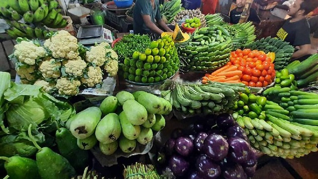 বৃষ্টিতে আগুন ছড়াচ্ছে সবজির বাজার!