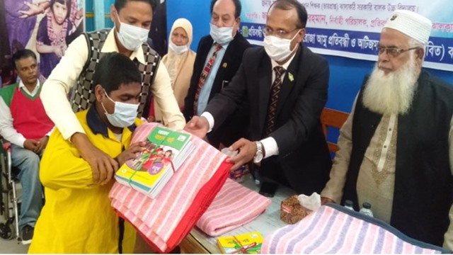 ঝালকাঠিতে প্রতিবন্ধী শিক্ষার্থীদের বই ও শীতবস্ত্র বিতরণ 