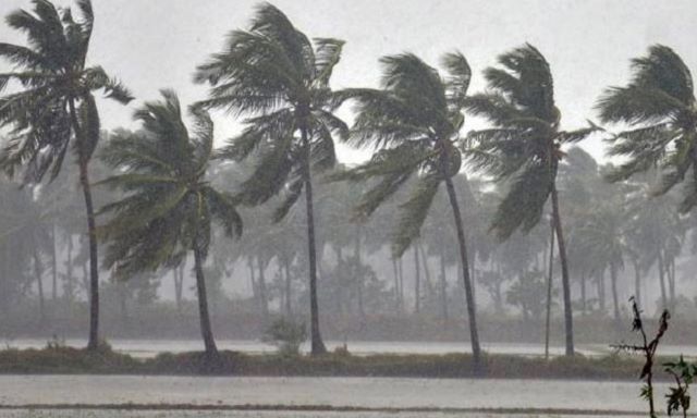 ২০ জেলায় ঝড়-বৃষ্টির পূর্বাভাস, দেখাতে বলা হয়েছে সতর্ক সংকেত