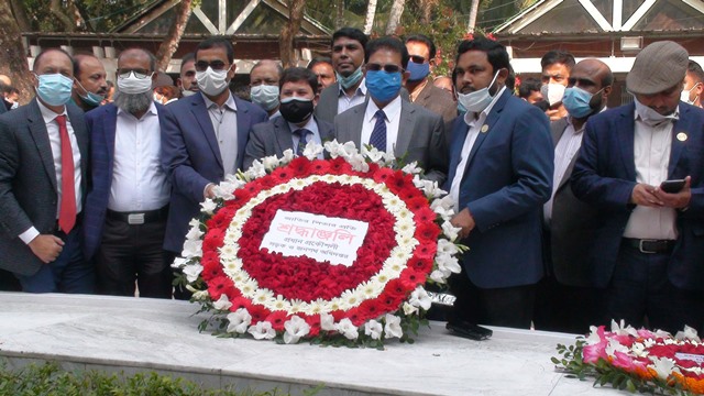 টুঙ্গিপাড়ায় বঙ্গবন্ধুর সমাধিতে প্রকৌশলীর শ্রদ্ধা