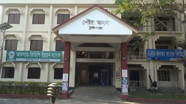 টুঙ্গিপাড়ার বেশিরভাগ কাউন্সিলর প্রার্থীই যাননি স্কুলে