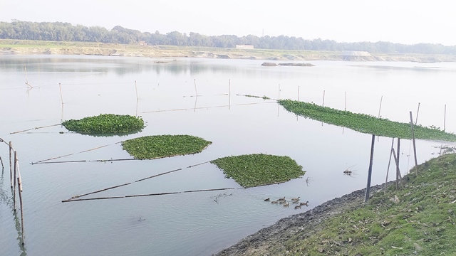 অবৈধ ঘেরে ছড়াচ্ছে পানিবাহিত রোগ
